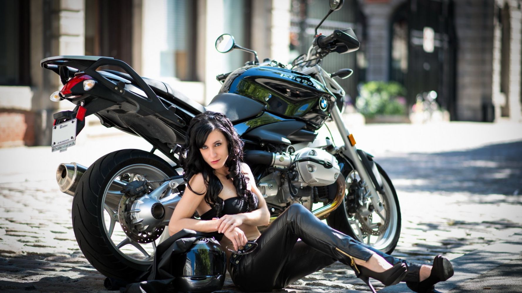 Fresh photos, fresh mood — European women on bikes online in Duning