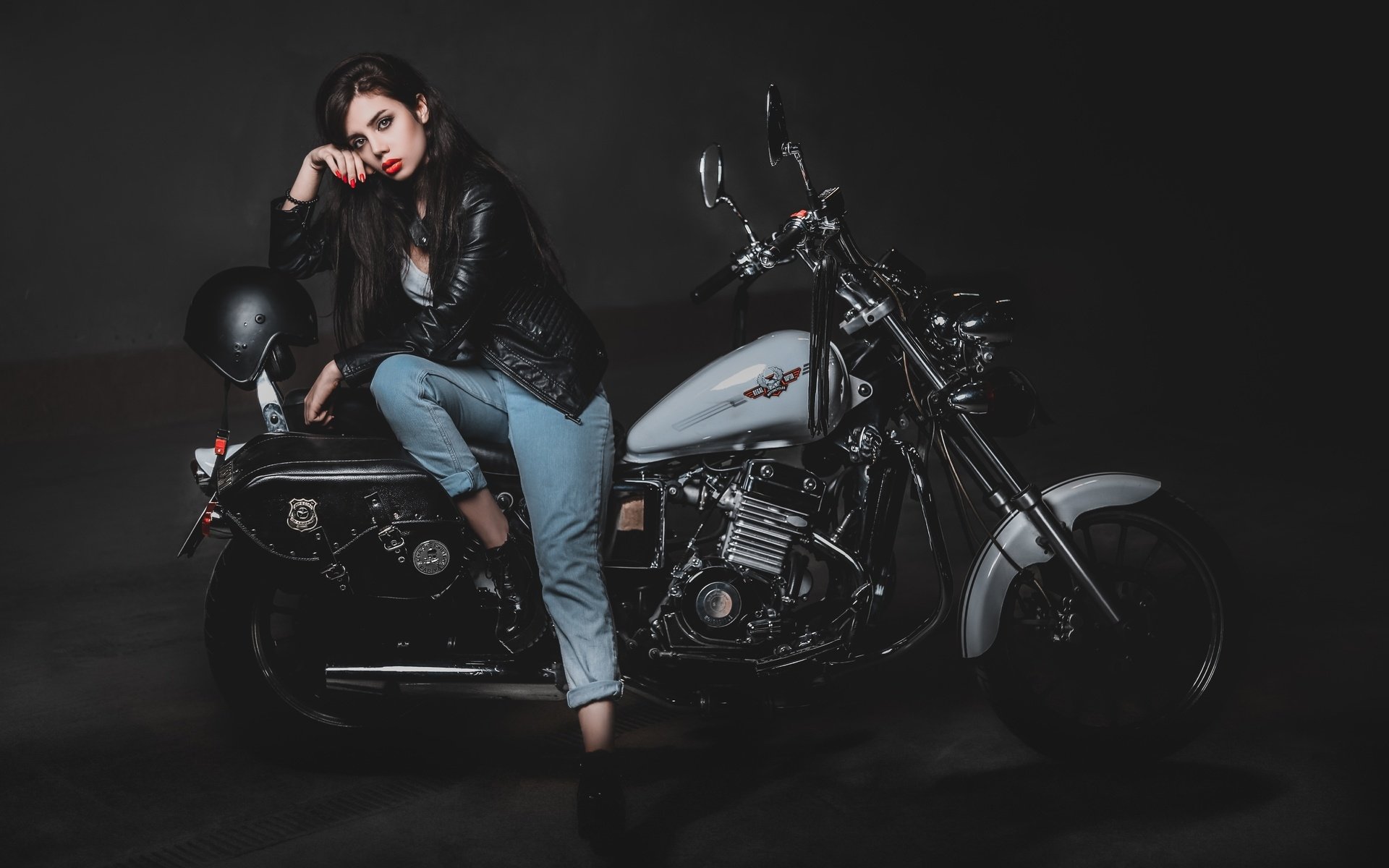 Biker girls: style and drive brings the glow — live moments in Duning