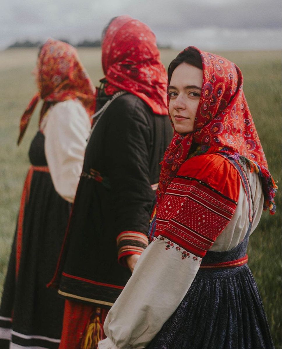 Women in Slavic costumes’s look of the day — catch her live in Duning