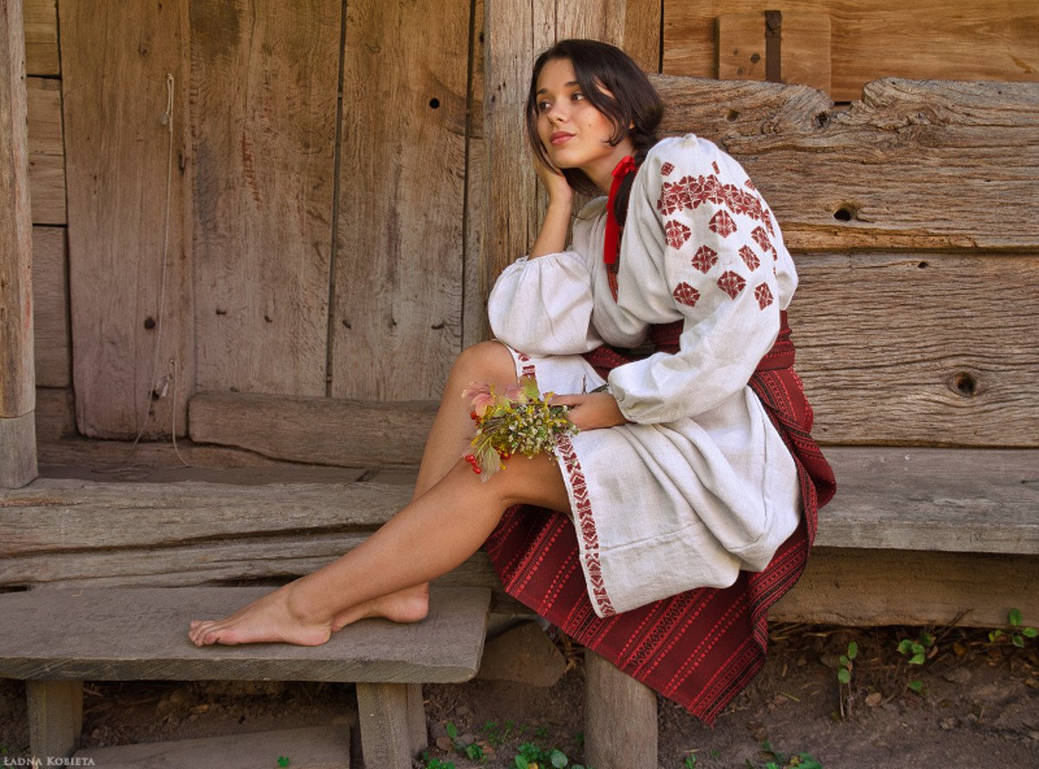 Fresh photos, fresh mood — Women in Slavic costumes online in Duning