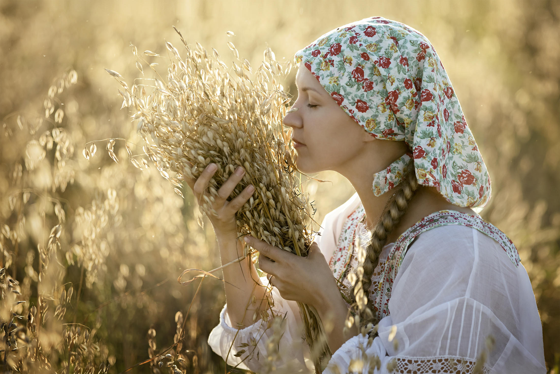 Photo Women in Slavic costumes in Duning