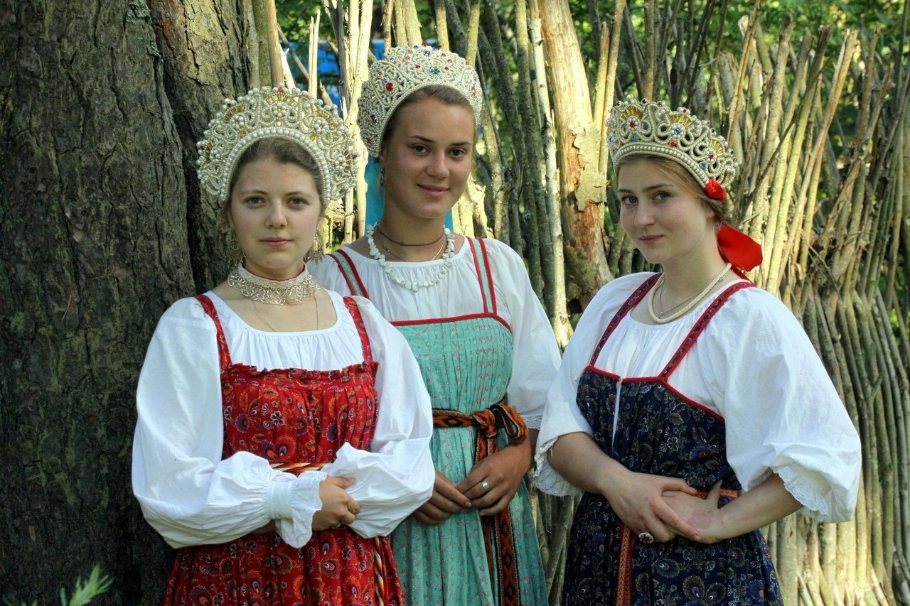 Sexy model Girls in Slavic costumes in Duning
